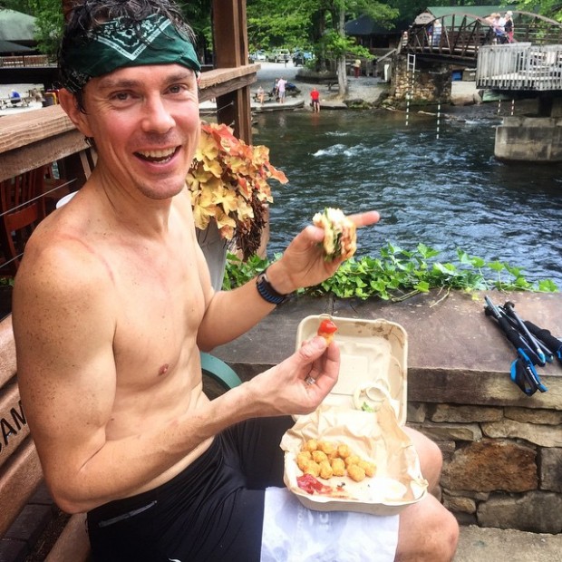 O atleta recebeu ajuda de locais ao longo da jornada; na foto, comendo um tempeh (soja fermentada típica da Indonésia) e um hambúrguer de feijão branco (Reprodução/Instagram)