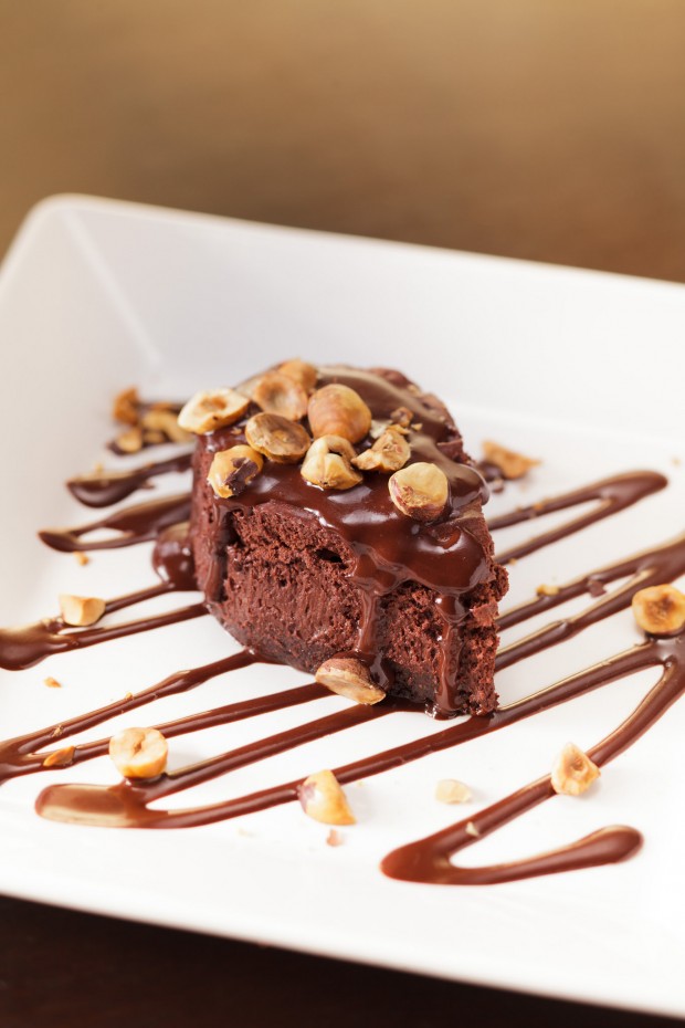 Mousse de chocolate com avelã e frutas vermelhas do Banana Verde, feita com água de grão de bico (Divulgação)