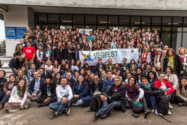 Participantes e palestrantes do VegFest de 2013 reunidos em Curitiba (Felipe Di Pietro/Divulgação)