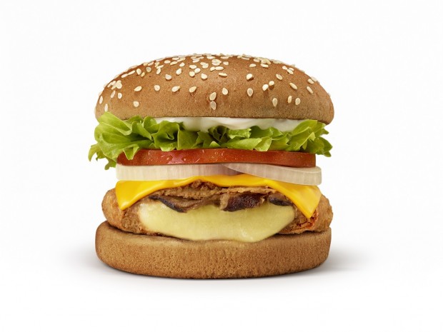 "Veggie Burger" do Burger King: sem opção vegana; segundo a assessoria de imprensa, o ingrediente entre o empanado e  o queijo prato na foto é shiitake (Divulgação)