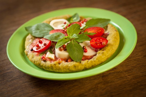 Pizza integral vegana com biomassa, manjericão e mandiokejo do Taioba (Zé Carlos Barretta/Folhapress)