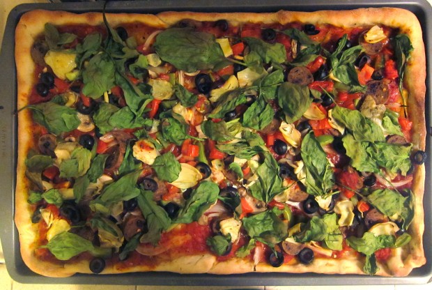 Foto meramente ilustrativa:  uma pizza vegana com azeitonas, alho, tomate, salsicha vegana Tofurky, pimentão verde, alcachofra, dill e espinafre (Eric Gillingham/Creative Commons via Flickr)