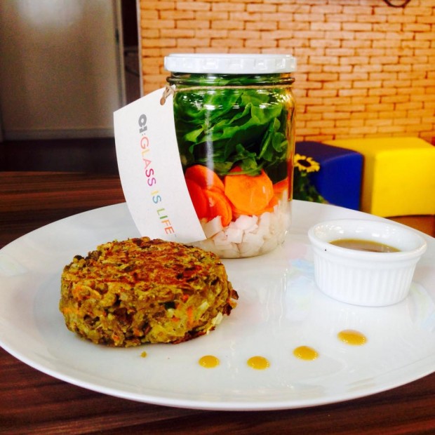 Hambúrguer de lentilha e salada no pote (palmito, rúcula, alface, agrião e cenoura) com molho de mostarda e melado do Troquei Fritas por Salada (Divulgação)