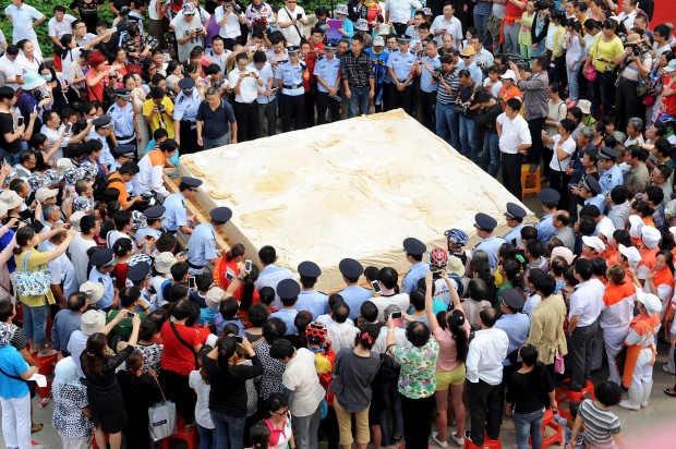 Tofu de oito toneladas feito por 50 cozinheiros na cidade de Huainan, na China, onde ele teria sido originado (Foto: China Daily/Reuters)