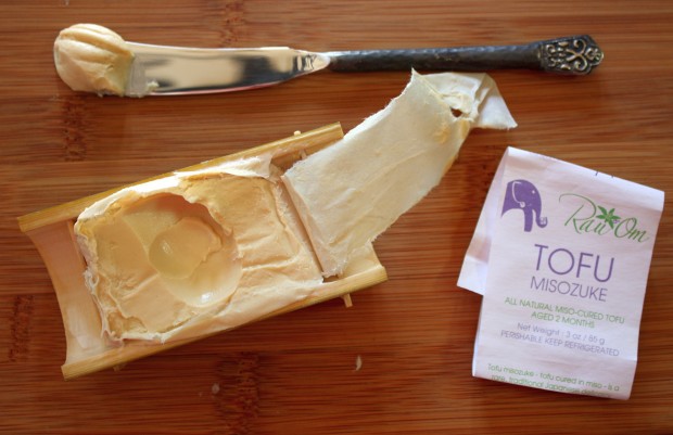 Foto do "foie gras vegano", o tofu-misozuke (Andrea Nguyen via Flickr)