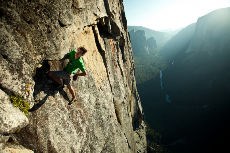 Honnold escala "solo" (sem equipamento) a rocha Sentinel, no parque Yosemite, Califórnia (Pete Mortimer/Lwp Kommunikáció; creative commons via Flickr)